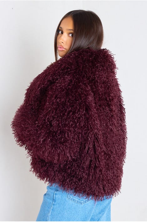 Manteau court à fourrure bouclée